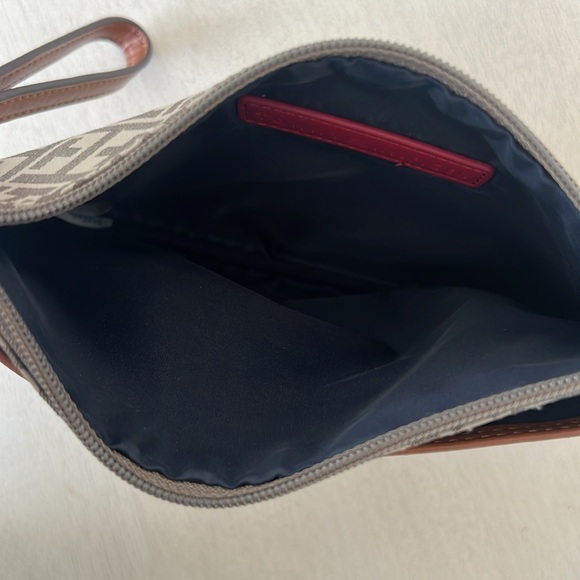 Tommy Hilfiger - Picture 3 of 4